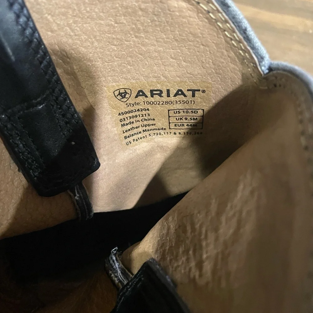 Men’s gently worn western boots in black. Any defects are shown in pictures.